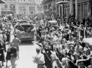 New Zealand soldiers welcomed in Athens (Alexander Turnbull Library, DA-10632)